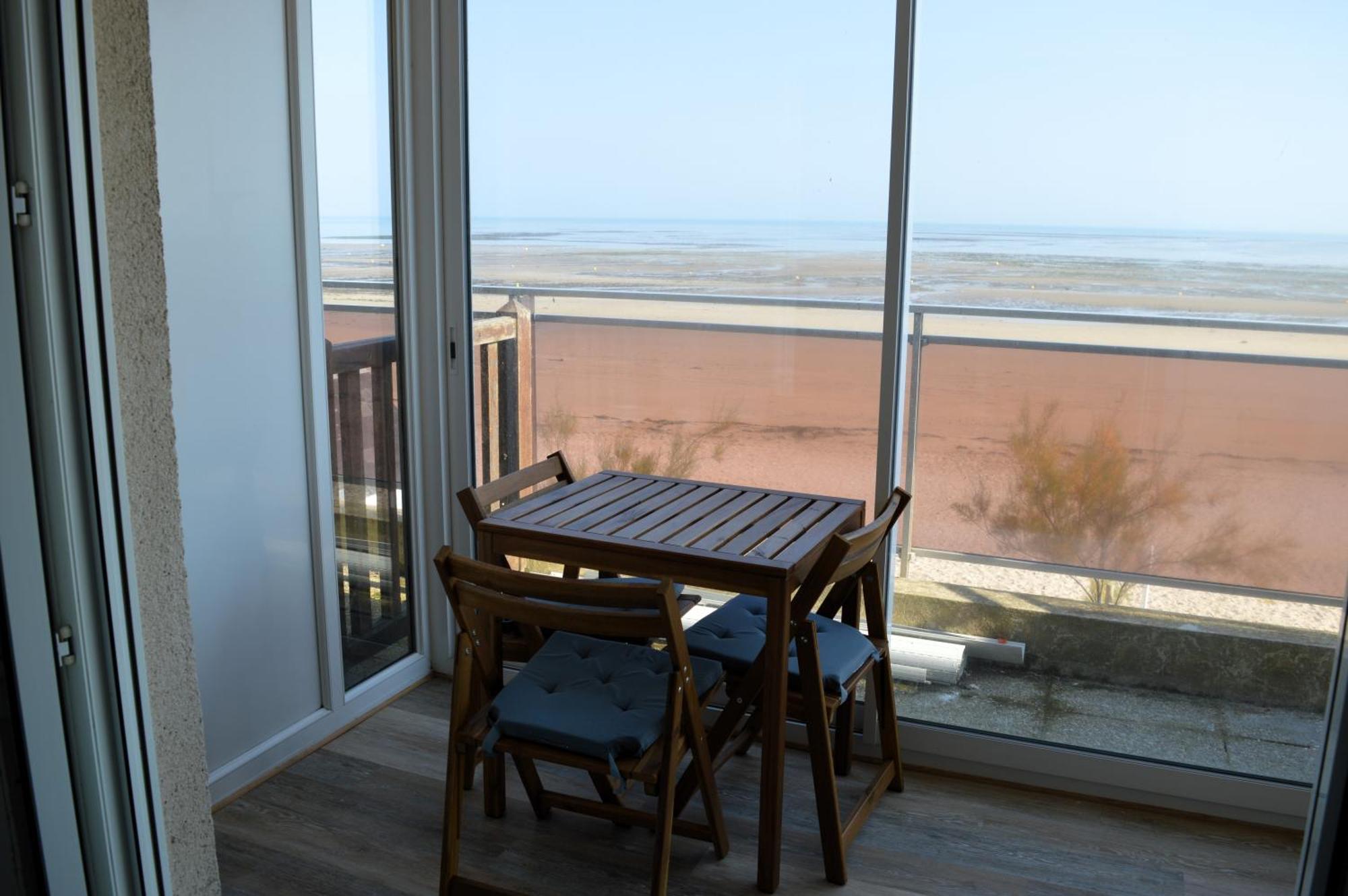Mettons Les Voiles - Appt Vue Mer Avec Loggia Bernières-sur-Mer Esterno foto