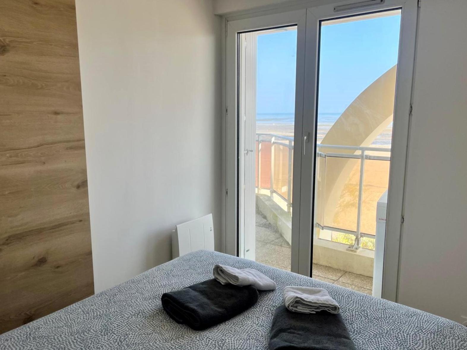 Mettons Les Voiles - Appt Vue Mer Avec Loggia Bernières-sur-Mer Esterno foto